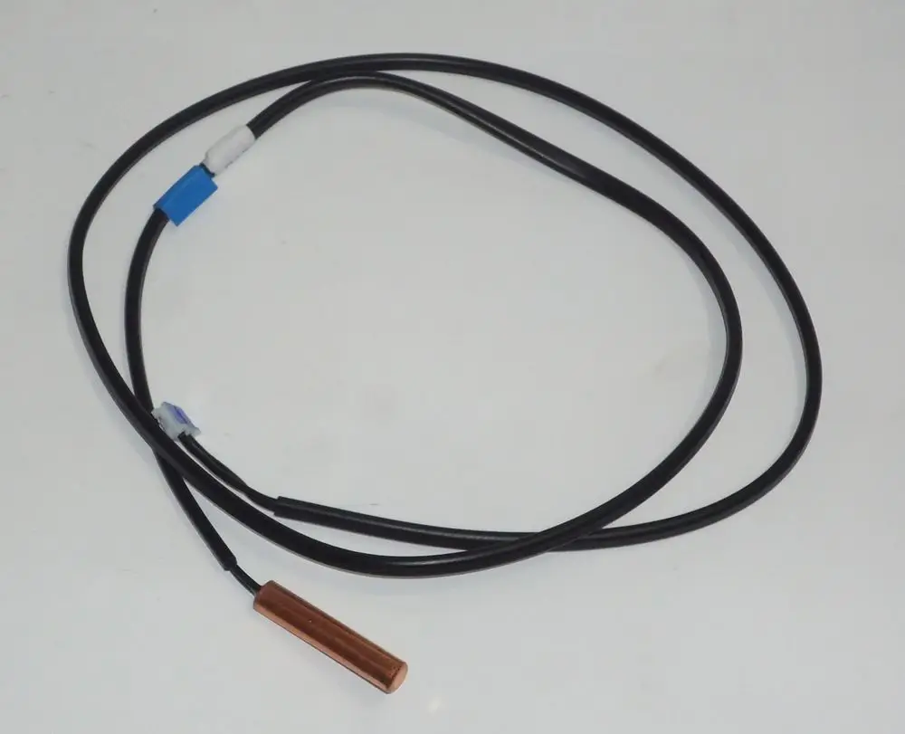 Kupferfühler mit zwei schwarzen Kabeln, einer blauen und einer weißen Markierung. Teil eines Daikin-Systems, möglicherweise zur Temperaturmessung oder Regelung.